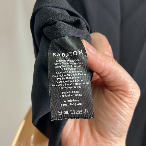 Babaton Aritzia v-neck short sleeve crop top - Picture 4 of 6